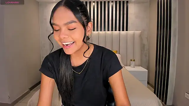 Snapshot of SaphiraJames chatting on May 28, 2:30 am SaphiraJames online show from May 28, 2:30 am