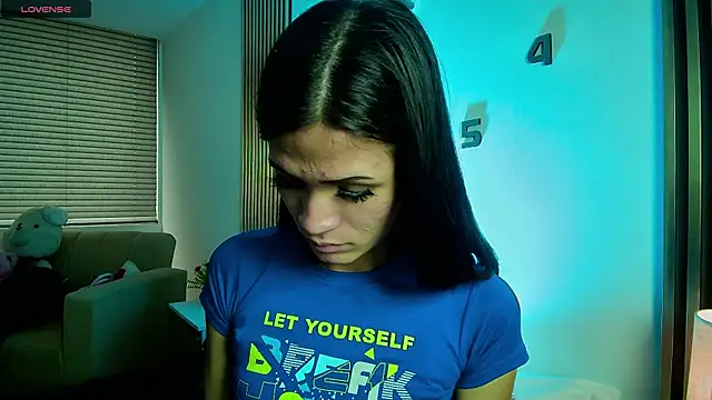 Snapshot of Juliette_Doll_ chatting on May 29, 1:28 pm Juliette Doll online show from May 29, 1:28 pm