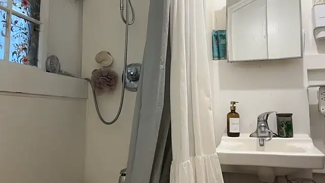 lululawrence online show from May 17, 4:23 am