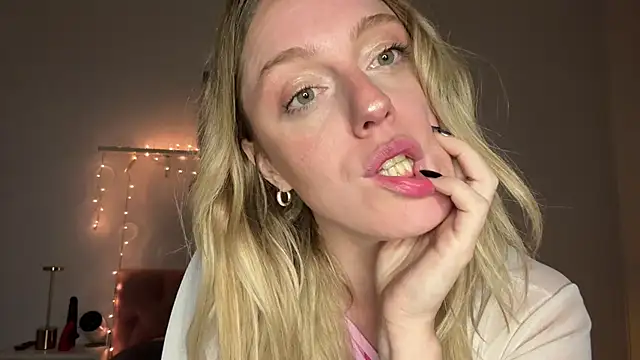 Snapshot of sweetemma_x chatting on May 28, 2:08 am sweetemma x online show from May 28, 2:08 am