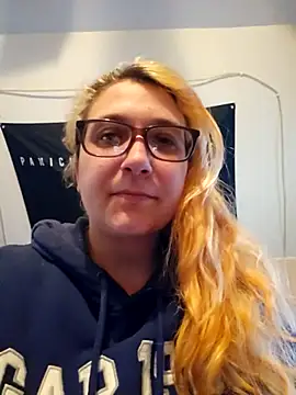 Thatonebinch online show from May 1, 11:43 pm