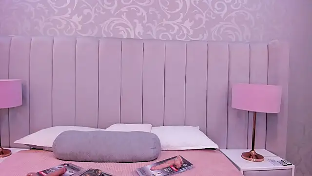 Snapshot of MadeleynRose chatting on June 9, 8:10 pm MadeleynRose online show from June 9, 8:10 pm