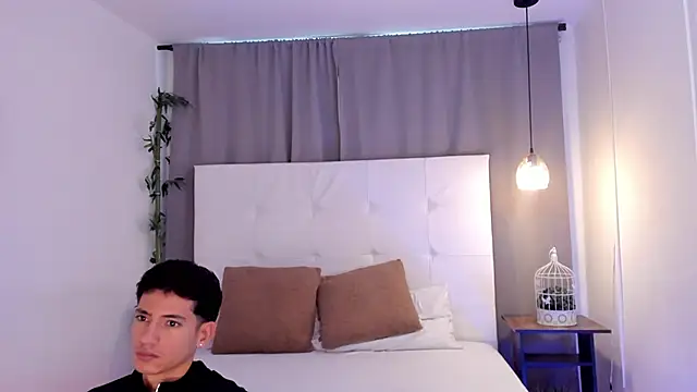 Snapshot of Alejo-and-Thiago chatting on May 28, 12:22 pm Alejo-and-Thiago online show from May 28, 12:22 pm