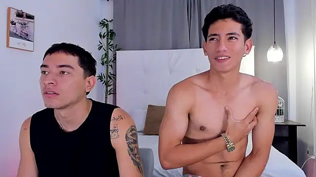 Snapshot of Alejo-and-Thiago chatting on June 6, 12:54 pm Alejo-and-Thiago online show from June 6, 12:54 pm