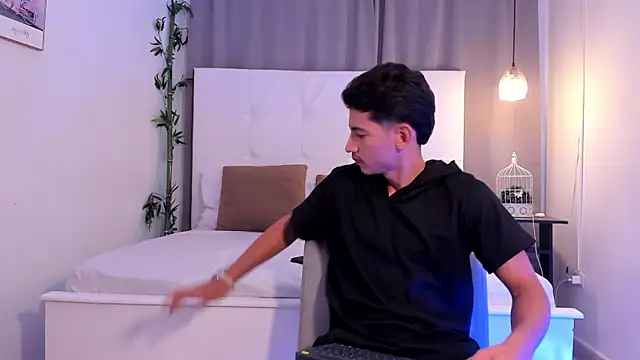 Alejo-and-Thiago online show from July 18, 12:14 pm