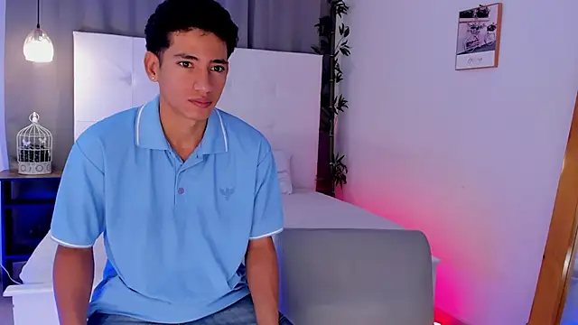 Snapshot of Alejo-and-Thiago chatting on June 4, 12:32 pm Alejo-and-Thiago online show from June 4, 12:32 pm