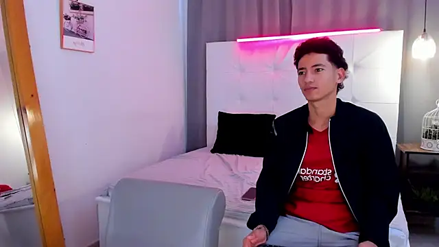 Snapshot of Alejo-and-Thiago chatting on May 7, 12:41 pm Alejo-and-Thiago online show from May 7, 12:41 pm