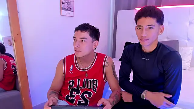 Snapshot of Alejo-and-Thiago chatting on May 14, 12:35 pm Alejo-and-Thiago online show from May 14, 12:35 pm