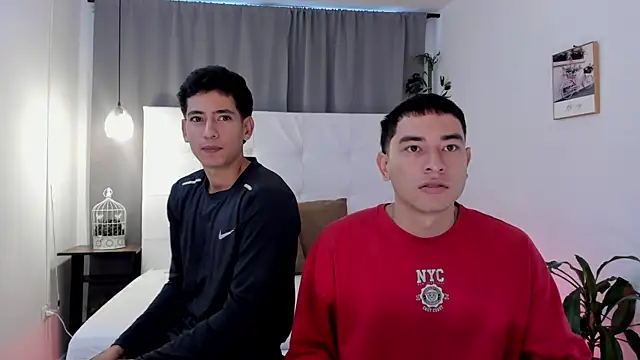 Snapshot of Alejo-and-Thiago chatting on May 25, 12:15 pm Alejo-and-Thiago online show from May 25, 12:15 pm