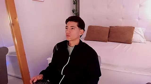 Snapshot of Alejo-and-Thiago chatting on June 8, 1:11 pm Alejo-and-Thiago online show from June 8, 1:11 pm