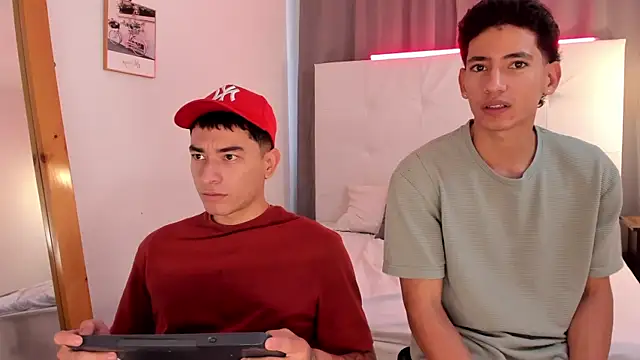 Snapshot of Alejo-and-Thiago chatting on May 6, 12:31 pm Alejo-and-Thiago online show from May 6, 12:31 pm