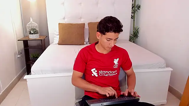 Snapshot of Alejo-and-Thiago chatting on June 16, 12:16 pm Alejo-and-Thiago online show from June 16, 12:16 pm