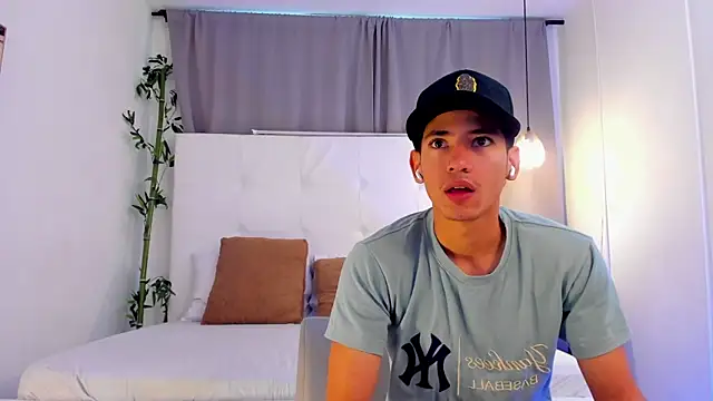 Alejo-and-Thiago online show from June 23, 12:25 pm