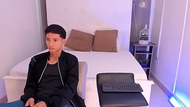 Snapshot of Alejo-and-Thiago chatting on May 19, 12:23 pm Alejo-and-Thiago online show from May 19, 12:23 pm