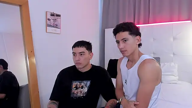 Snapshot of Alejo-and-Thiago chatting on May 8, 12:20 pm Alejo-and-Thiago online show from May 8, 12:20 pm