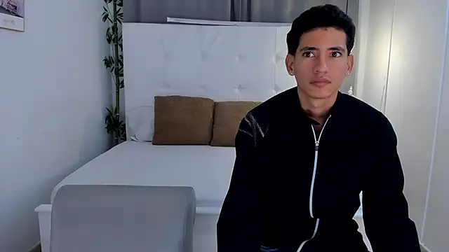 Snapshot of Alejo-and-Thiago chatting on June 9, 12:28 pm Alejo-and-Thiago online show from June 9, 12:28 pm