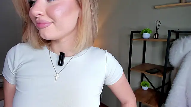 Snapshot of BossyPeach chatting on June 19, 4:02 pm BossyPeach online show from June 19, 4:02 pm