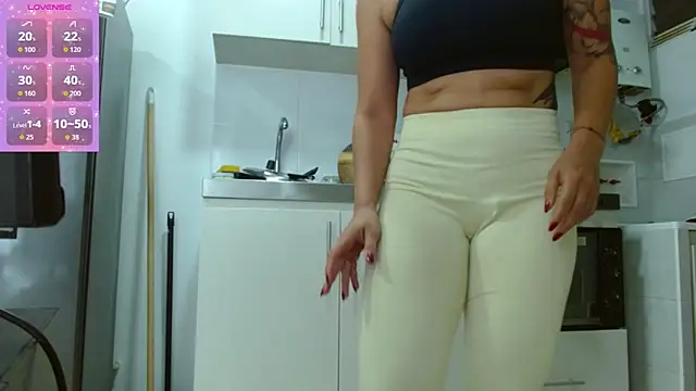 Snapshot of pielcanela361 chatting on May 13, 1:40 pm pielcanela361 online show from May 13, 1:40 pm