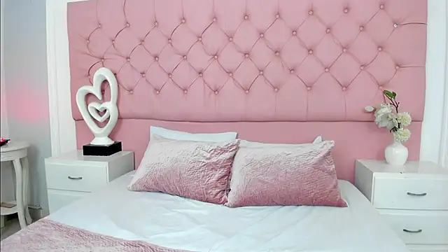 Snapshot of SarahDoll__ chatting on May 29, 1:39 pm SarahDoll online show from May 29, 1:39 pm