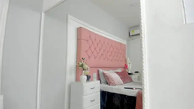 Snapshot of SarahDoll__ chatting on July 6, 1:51 pm SarahDoll online show from July 6, 1:51 pm