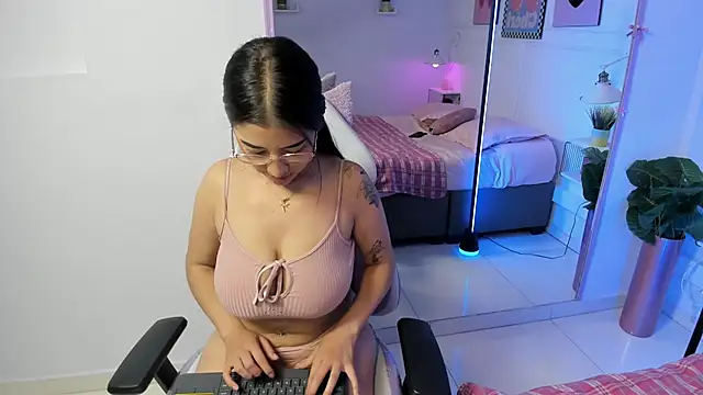 Snapshot of Sharon_Adamss chatting on June 4, 7:40 pm Sharon Adamss online show from June 4, 7:40 pm