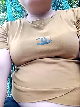 Snapshot of Lily_Henry chatting on May 6, 4:49 am Lily Henry online show from May 6, 4:49 am