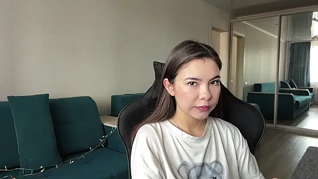 Snapshot of Ellewaay chatting on June 1, 8:25 am Ellewaay online show from June 1, 8:25 am