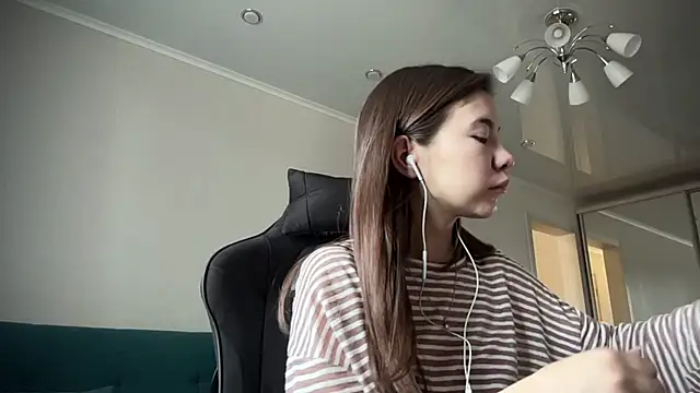 Snapshot of Ellewaay chatting on May 7, 7:45 am Ellewaay online show from May 7, 7:45 am