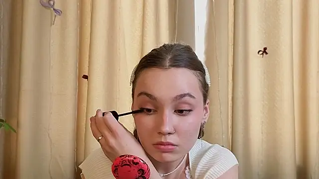 JolieDerringer online show from May 18, 8:41 am
