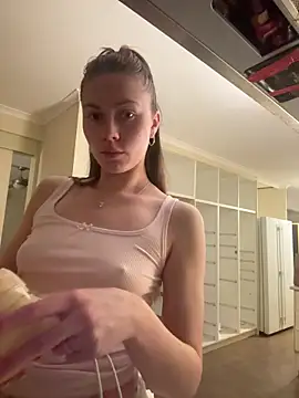 daisycollins online show from June 10, 9:32 am