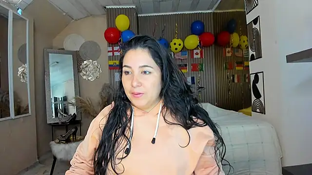 Snapshot of BBWLuxuryMuse chatting on June 20, 12:10 pm BBWLuxuryMuse online show from June 20, 12:10 pm