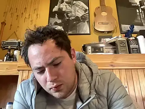 Snapshot of alecsgzz chatting on May 15, 2:26 pm alecsgzz online show from May 15, 2:26 pm