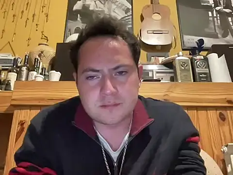 Snapshot of alecsgzz chatting on May 10, 1:20 am alecsgzz online show from May 10, 1:20 am