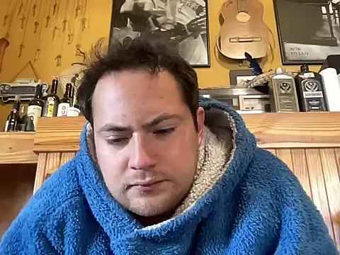 Snapshot of alecsgzz chatting on May 17, 1:55 pm alecsgzz online show from May 17, 1:55 pm