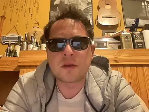 Snapshot of alecsgzz chatting on May 14, 10:29 pm alecsgzz online show from May 14, 10:29 pm