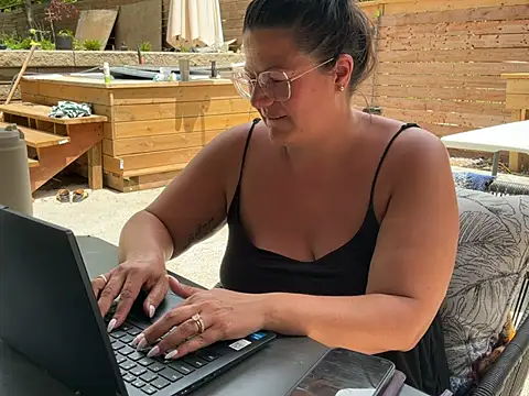 Snapshot of Madamebeton chatting on June 24, 5:33 pm Madamebeton online show from June 24, 5:33 pm