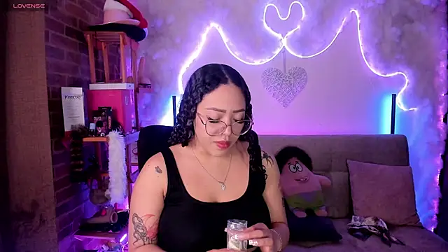 Snapshot of liz_martins1 chatting on June 6, 2:17 am liz martins1 online show from June 6, 2:17 am