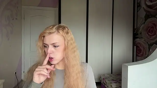 ScarlettRosy online show from May 18, 3:50 am