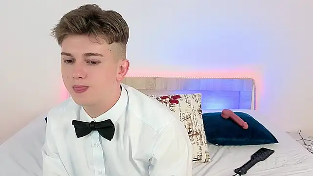 Miless Cooper online show from June 17, 3:39 am