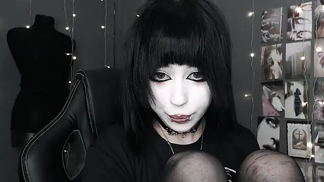 lucy8bit online show from May 2, 10:15 pm