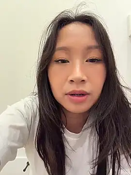 petiteTai online show from May 30, 3:24 am