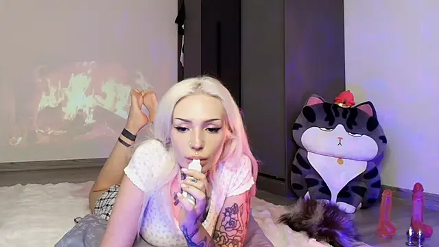 Snapshot of necroblonde chatting on June 1, 3:18 am necroblonde online show from June 1, 3:18 am