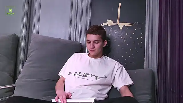 WilliamGriffith online show from June 18, 4:44 am