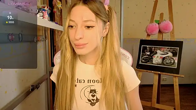 MiaMooonn online show from June 4, 1:38 pm