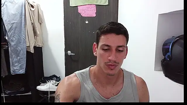 Snapshot of RaulRico chatting on May 31, 1:00 am RaulRico online show from May 31, 1:00 am
