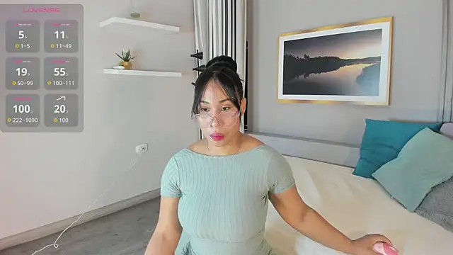 Karlie moore  online show from May 29, 1:50 pm