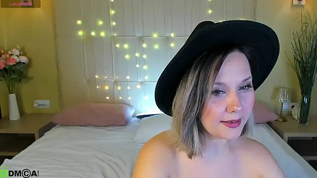 Nikki Mi1k online show from May 17, 9:42 am