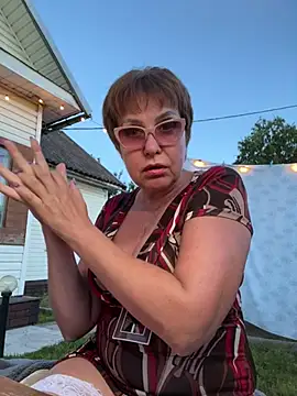 Snapshot of bettybutter_ chatting on August 2, 6:49 pm bettybutter online show from August 2, 6:49 pm