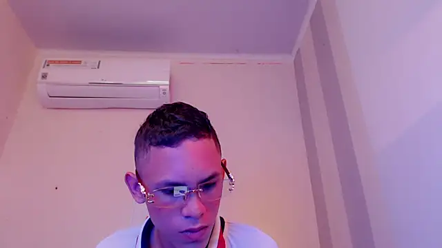 sombra 18 online show from August 3, 11:20 pm