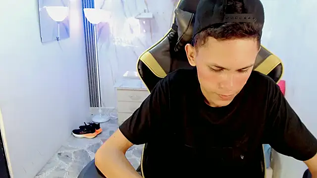 sombra 18 online show from July 5, 3:33 am